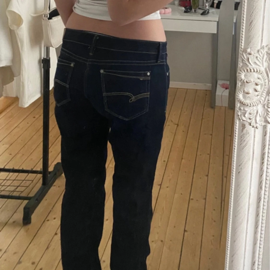 Mörkblå jeans med bootcut - 1