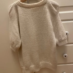 Stickad t-shirt / koszulka dzianinowa - Beige stickad kortärmad tröja. Säljs då den inte passar mig💕 Kom privat för frågor