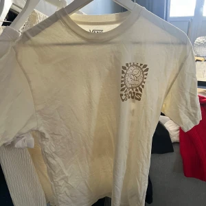 Vit t-shirt från Vans med tryck - Från vans