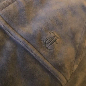 Juicy Couture byxor - Juicy byxor i snyggaste färgen! Storleken är Xs  men den passar S och kanske M också då de är ganska långa. Säljer på grund av att dem var för stora för mig och kommer inte till användning. Använda fåtal gånger. En del av snöret har ramlat av på en sidan(bild 2) Priset går att förhandla 🥰☺️💕