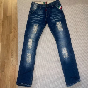 Adrian Hammond jeans stl 31 - Säljer ett par otroligt unika Hammond jeans (går ej att få tag på nya). Passformen är regular så passar till de flesta stilar. Storleken är 31 men passar allt mellan 29-31. Jeansen saknar helt defekter. Priset kan såklart diskuteras vid snabb affär!