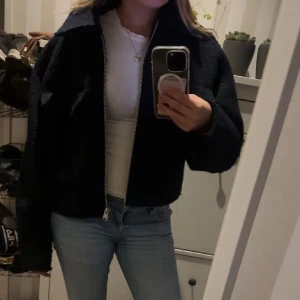 Super snygg jacka  - Jacka från Zara. Perfekt till våren/sommar, men funkar även t vintern med en stickad tröja under! Köpt här på Plick men tyvärr aldrig använd. Lånade bilder men skriv gärna för fler 💕 Bra kvalitet! 
