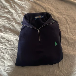 Mörkblå tröja från Polo Ralph Lauren - Säljer en stilren mörkblå tröja från Ralph Lauren som ger en tidlös look. Står XL på lappen med passar L. Pris är diskuterbart skicka ett pm om du har frågor