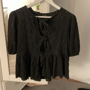 Blus - En svart blus från ginatricot, har använt några gånger bara❤️Den ser helt ny ut