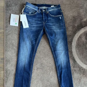 Dondup jeans george(HELT NYA) - Sjukt snygga dondup jeans i modellen George med en skön fade. Nypris≈3500kr mitt pris endast 1199kr, jeansen år oandvända med prislapp kvar. Hör av er vid funderingar! Hälsningar Philip 