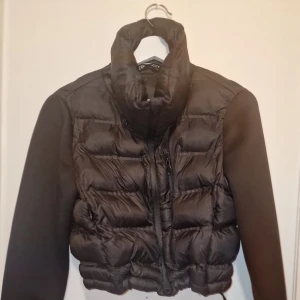Svart pufferjacka från Zara - Snygg pufferjacka från Zara  med dragkedja och hög krage. Garderobsrensning så kika gärna på övriga auktioner.