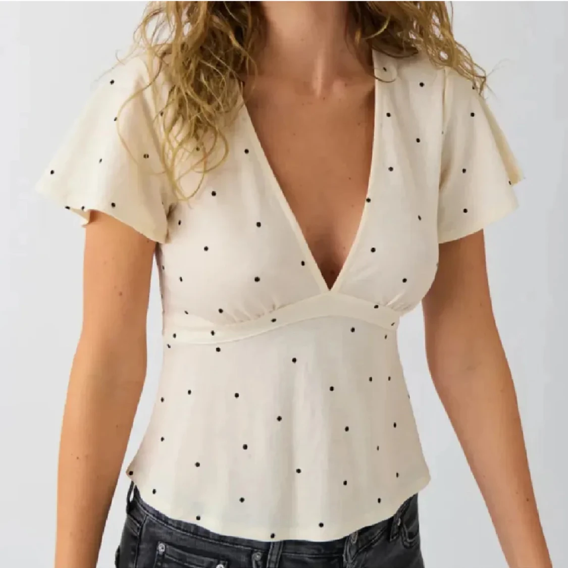 Vit prickig blus med knytband