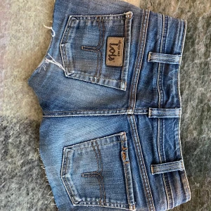 Lågmidjade jeansshorts, Lois - Snygga lågmidjade jeansshorts från Lois. Perfekta nu inför sommaren. Midjemåttet rakt över är 38 cm så skulle säga att de passar xs-s. Använda några fåtal gånger så i bra skick. Pris kan alltid diskuteras!💞