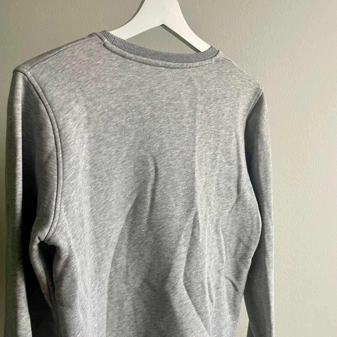 Grå sweatshirt från GANT - 1