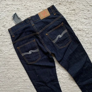 Nudie Jeans ”Thin Finn” - Säljer nu dessa sjukt feta nudie jeans i slimfit modellen ”Thin Finn” | Materialet är ”Dry” vilket innebär att de slits sjukt snyggt med tiden! | Kortade från 29/32 till 29/30! | Hör av dig vid frågor!✌️👑