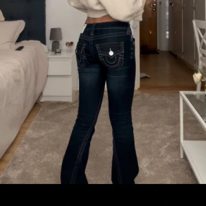 True religion jeans  - Det är storlek W23 men passar mig med W24 jag är ca 160cm. Färgen har försvunnit lite på ena knät men det syns inte så mycket. Kan posta eller mötas upp i täby c. Jag tar bara betalt via swish inte genom appen. 