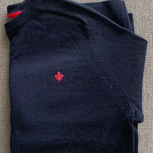 Mörkblå merino tröja från Morris  - Säljer en mörkblå tröja från Morris i 100% merinoull. Tröjan är storlek M men liten i storleken så passar S perfekt. Hör av dig vid minsta fundering!