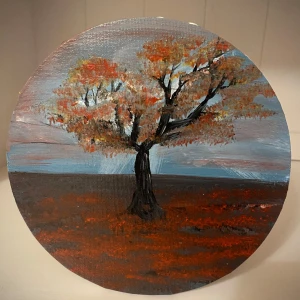 Två mindre målningar - En vacker målning som föreställer berg som reser sig genom dimman. Färgerna går i olika nyanser av blått och grått, vilket ger en mystisk och lugn känsla. Perfekt för att skapa en rofylld atmosfär i hemmet. Den andra med mer höstfärger och ger en varmare känsla. Båda är jättebra för att ge rummet den där sista detaljen!