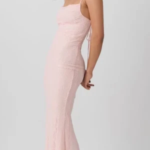 Ljusrosa spetsklänning - Elegant ljusrosa långklänning i spets med smala axelband och knytning i ryggen.  Från Gina tricot, går ej att köpa längre på sidan. Nypris var 599 säljer för 100kr endast testad men passade inte på mig💕 storlek L men är som en M eller större S