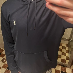 Mörkblå hoodie från Ralph Lauren - Tjena! Säljer min mörkblå Ralph lauren hoodie som är sparsamt använd och i nyskick, fläcken på mitten av bilden är bara spegeln. Hör av dig om du undrar något, priset går att diskutera😊