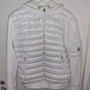 Moncler Cardigan - Tja folket❗️ här säljer jag min väldigt fina och unika moncler cardigan🫣 Den är i storlek M och är perfekt nu till Våren🌄 Som ni kan se är en del av moncler tagen av, men det är inget som affekterar utseendet🙌 Den har självklart NFC scan🤝Jag tänker att jag säljer den för 2000,men går ner självklart vid snabbt köp✔️