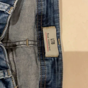 Blå jeans från LTB - säljer de Jätte trendiga blå jeansen från LTB!! 💓💓 nytt skick, använda typ 3 gånger. Köpte dom för 