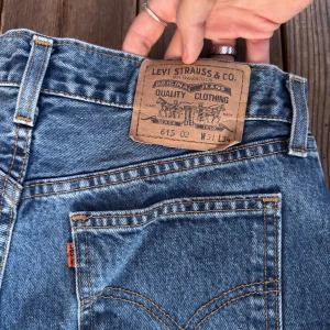 Vintage Levis Orange Tabs - Levis 615 orange tabs, 31/34, slim passform bra skick men se bild 3 för en liten missfärgning på benet.