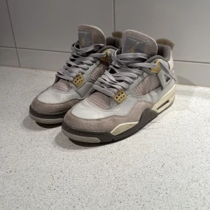 Jordan 4 craft / photon dust - Storlek 44. Bra skick, köpt från stockx. Säljer pga att de inte passar mig längre. Kvitto från stock x finns