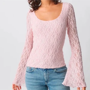 Rosa spetstopp - Säljer en söt rosa spetstopp med långärmad design. Toppen har en rundad hals och ett vackert spetsmönster som ger en romantisk känsla. Perfekt för utekvällar även för vardags tillfällen! Pris kan diskuteras 