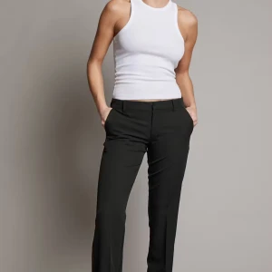 Svarta kostymbyxor - Eleganta svarta kostymbyxor som är lågmidjade och rak passform. Perfekta för en stilren look. Jätte bra skick och hade även passat en människa med storlek 36. Fråga direkt i dm för frågor 💓💓💓💓