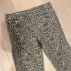 Leopardmönstrade byxor - Snygga leopardmönstrade byxor med bootcut-stil. Perfekta för att ge din outfit en trendig touch. Storlek 13-14, från Zara!