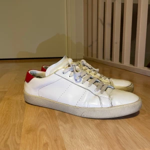 Saint Laurent Skor - Tja säljer nu ett par Saint Laurent som jag använt ett tag, det enda som behövs göras är en ordentlig tvätt och kanske limma sulan, de kan man lösa billigt, då är dom som nya igen! riktigt feta till våren, hör av er vid minsta intresse! Nypris på dessa är 7000kr ungefär! Box kan fås med!