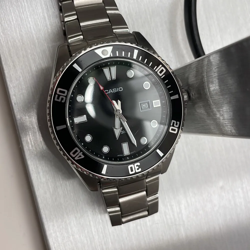 Snygg Casio dykarklocka med svart urtavla och självlysande visare. Klockan har en robust boett och armband i rostfritt stål samt en vridbar bezel. Perfekt för den som gillar en stilren och funktionell design. Finns extra länkar och originalband! - Skriv gärna & skicka prisförslag. Asusteet.