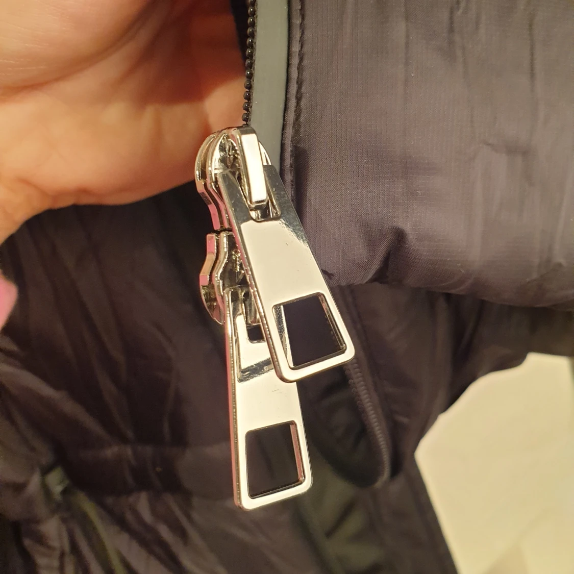 Svart dunjacka med huva - 3