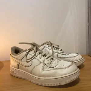 Vita Nike Air Force sneakers - Vita Nike skor, i ok skick