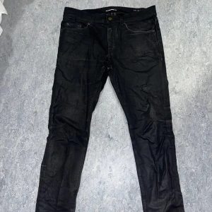SAINT LAURENT D02 WAXED JEANS 29 - Sz 29 sitter bra på mig so. e 30 ish. herrreee vikka grails detta va. waxxed vaxxade som inget annat så passa dig RFK💉💉. två flaws därav pris som går o fixa: rip i pungen🍆🍆 och lilla taggens ena stitch är av. renoveringsprojekt ksk. 100% äkta med kvitto från miinto ba o fråga. köpta kskkkkk 2021 venne.