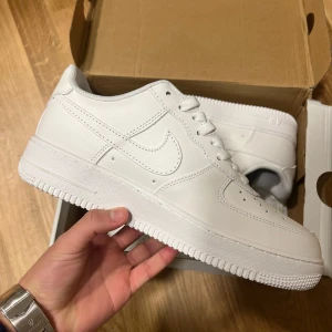 Af1 - Sprillans nya vita AF1 för en billig slant. Originalpriset ligger på 1.5. Kontakta mig om ni har frågor!