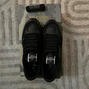 Valentino Garavani Rockrunner  - Snygga svarta valentiono rockrunner i helt nytt skick.  Endast använt dem ☝🏼gång.  Skick 10/10🍾 nya par kostar 7000kr:- + Box ingår med snöre och allt annat. Pris kan diskuteras. Självklart finns det kvitto oxå det är bara och plinga på vid intresse av köp🤙🏼🤙🏼🤙🏼