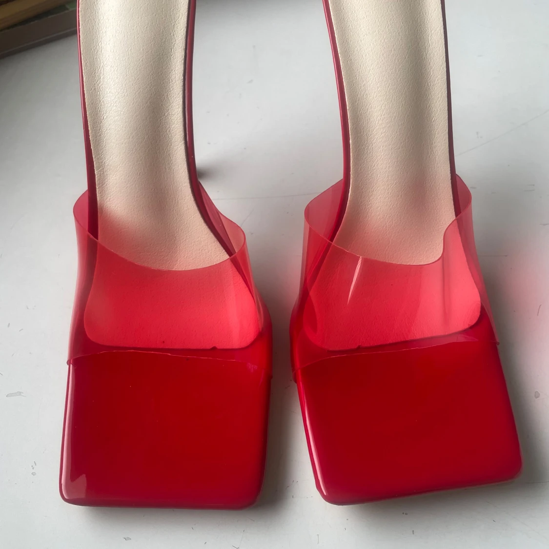Röda klackskor med transparent rem - 2