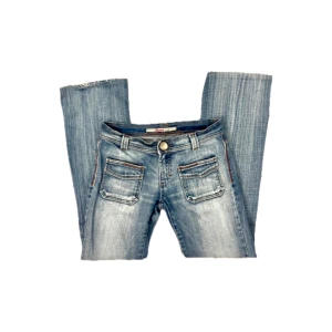 Vintage bootcut lowwaisted jeans - Säljer dessa jättetrendiga jeans från only!! Passar främst storlek s