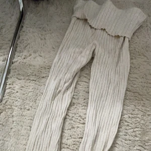 Beige ribbade byxor Flare - Snygga beige ribbade byxor med hög midja och en bekväm passform. Perfekta för en avslappnad stil med en touch av elegant. Flare byxor!!