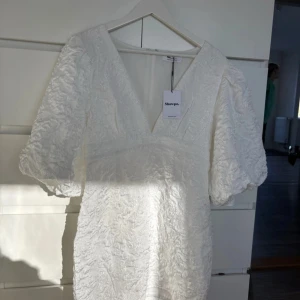 Vit klänning från Showpo - ❗️Tar inte emot bud under 1000❗️  Den populära Showpo klänningen Lappen är kvar alltså är den inte använd🤍🤍