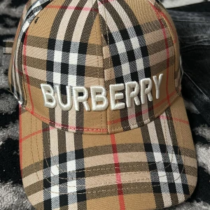 Burberry keps - En typ helt ny använd en gång burberry keps perfekt för sommaren, nypris 2000, pris kan diskuteras