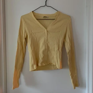 Oanvänd långärmad tröja - Gul långärmad från cubus, strl M men funkar utmärkt som S! Stretchigt material och går att använda stängd eller som en tunnare kofta. Helt oanvänd. 