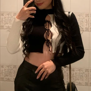 Zara svart och vit frontkunten tröja - Söt tvåfärgad tröja med frontkunt, elastisk och bekväm! 🖤🤍