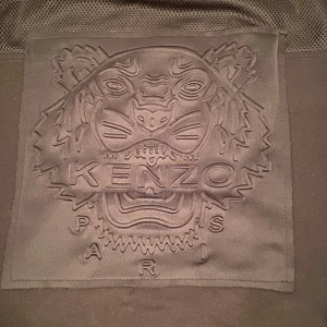 Svart tröja från Kenzo - Snygg svart tröja från Kenzo med ett stort broderat tigerhuvud på framsidan. 