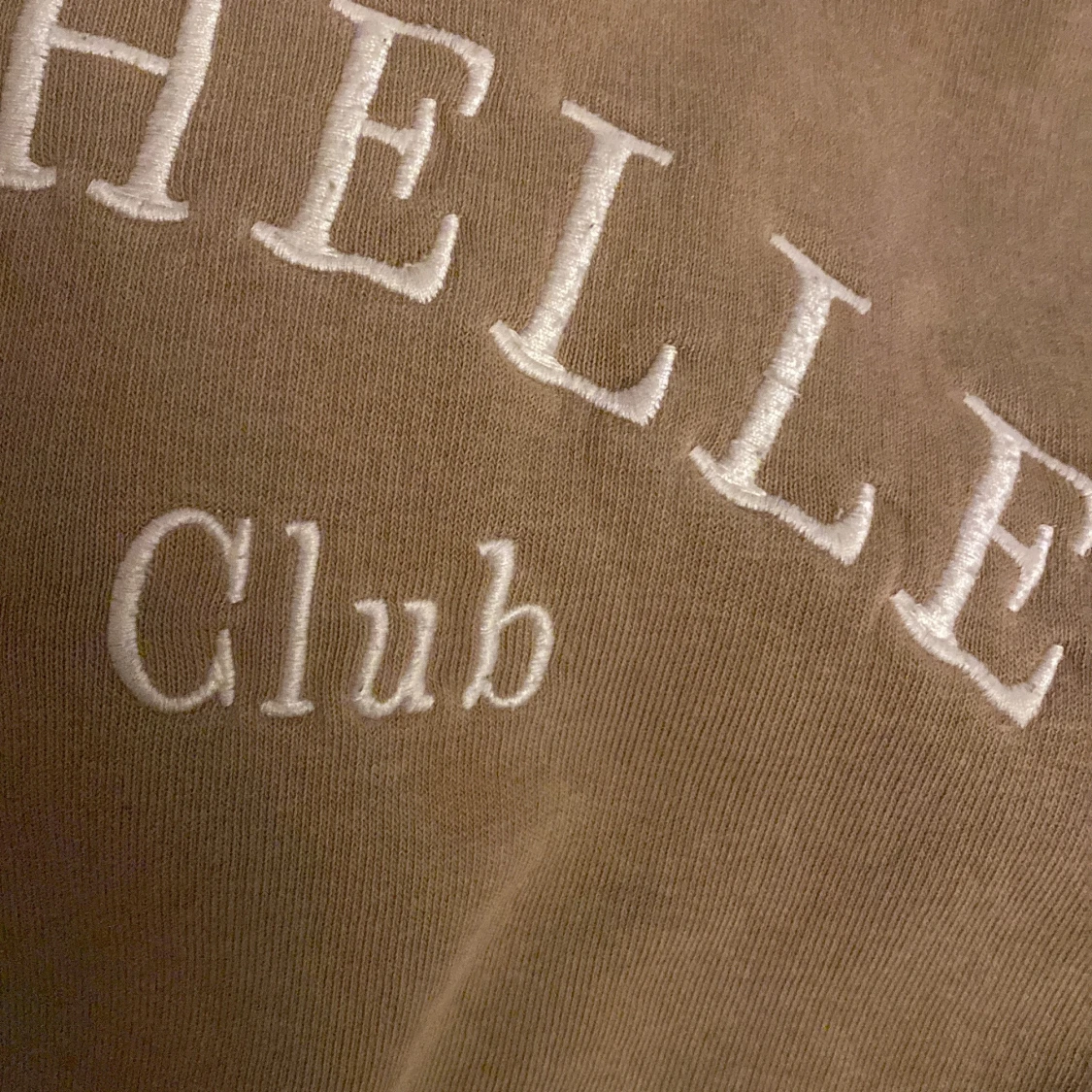 brun tjocktröja med text - 1