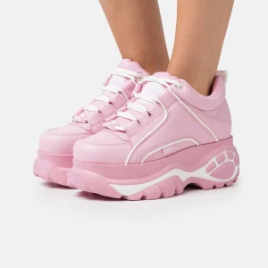 Rosa sneakers från Buffalo Stl 36 - Säljer ett par rosa sneakers från Buffalo med en chunky sula och snörning. Skorna har en retro design med vita detaljer och en hög platåsula som ger extra höjd. Perfekta för att ge din outfit en färgglad touch. Oanvända. Frakt tillkommer.
