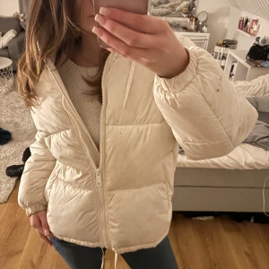 Vit vinterjacka  - Säljer denna jättefina vita vinterjackan ifrån hm, köptes vintern 2022 och har använda en vinter- lite smutsig men går lätt att tvätta bort! Super varm och snygg, säljer på grund av att jag tyvärr inte får använder av den längre. Tveka inte att höra av dig vid frågor!💞💞
