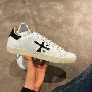 Premiata skor - Sprillans nya Premiata skor 10/10 perfekta nu till våren! Box kommer med. Vid frågor och funderingar är de bara att höra av sig👍 priset är inte hugget i sten