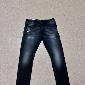 Jeans med slitningar - Jack and Jones jeans använda en gång.                         Strl: W33 L30                                                                     Säljer pga av att dem ej passade mig