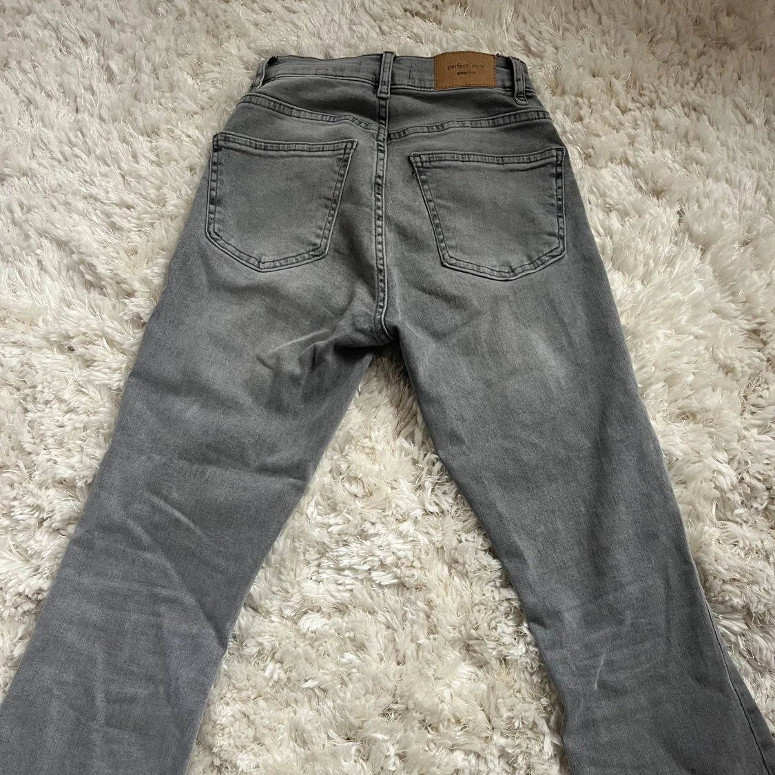 Grå jeans från Gina Tricot  - 1