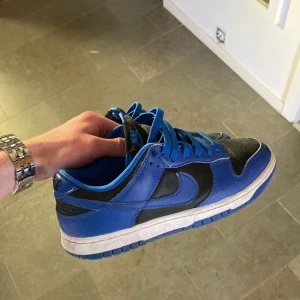 Nike dunks  - Retro Black Hyper Cobalt (2021) Välbehållna 8/10 i skick 2300kr på stockx Storlek 40