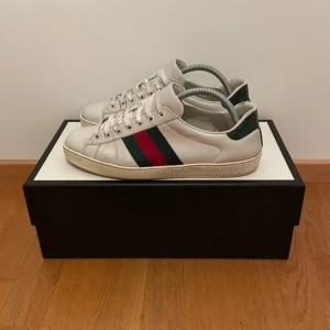 Gucci ace  - Säljer nu dessa sjukt feta gucci ace skor i storleken 40,5. Nypris ca 5000, mitt pris: 2200, kan gå ner vid snabb affär. Skick: 8/10. Box fås med