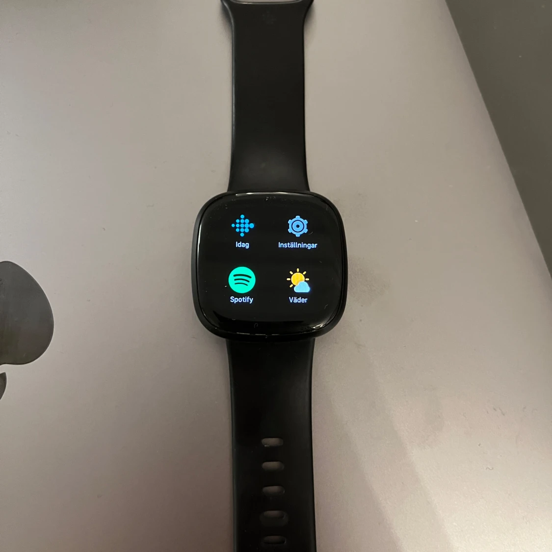 Svart  Fitbit Versa 3 - 2